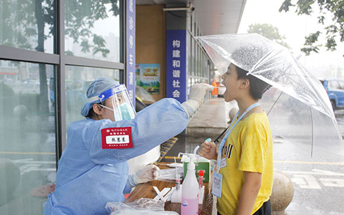 雨中核酸采樣2.jpg